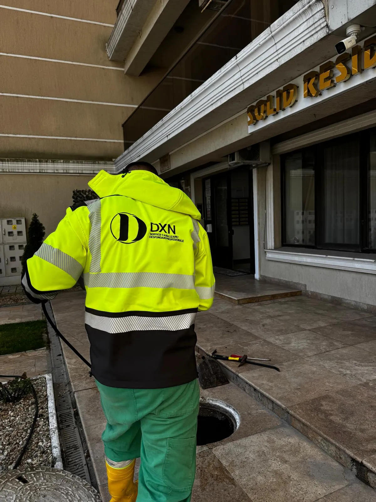 Desfundare coloane bloc Constanța – tehnician DXN la lucru