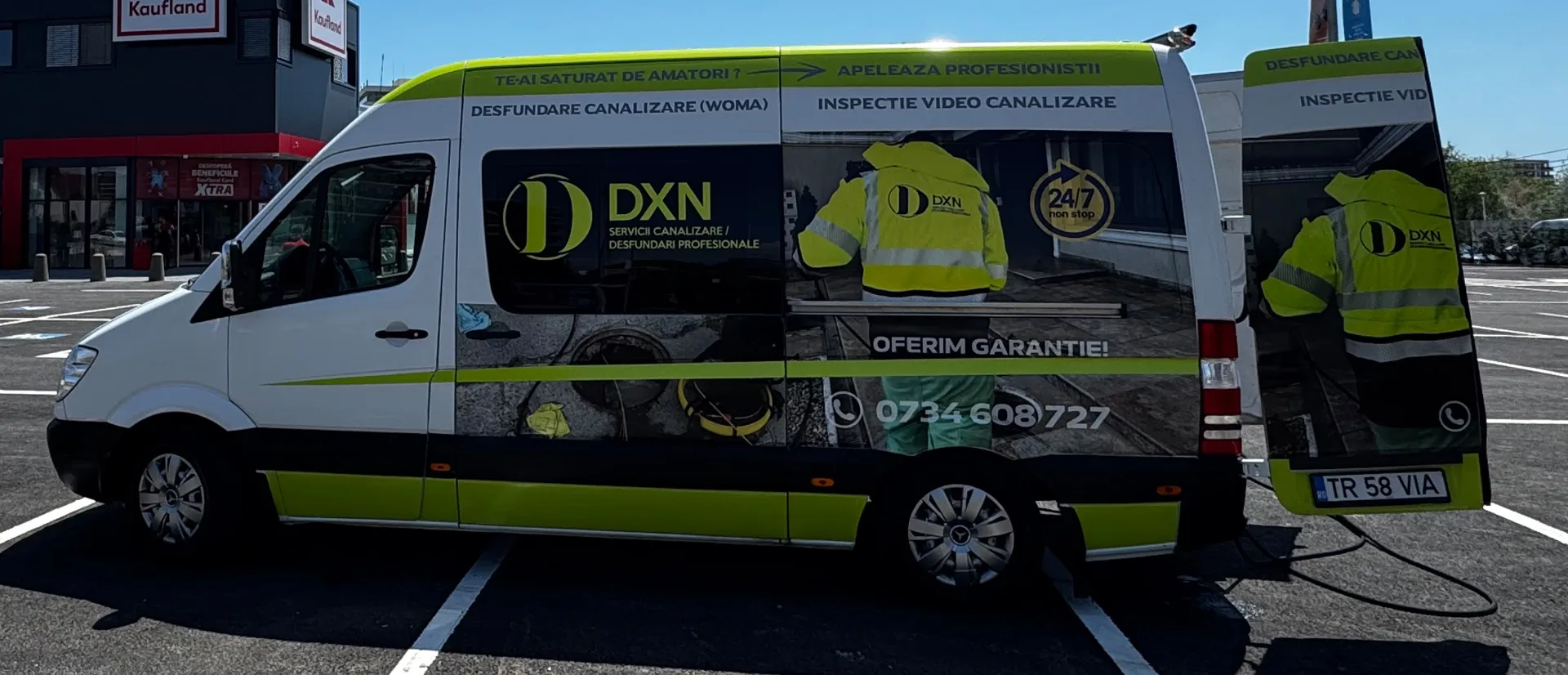 Duba DXN parcată, cu inscripția 24/7 și garanție
