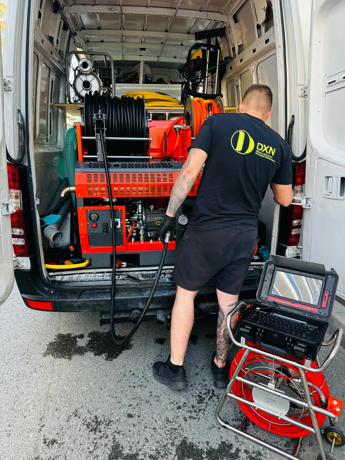 Tehnician DXN cu echipamentul de desfundare și inspecție video